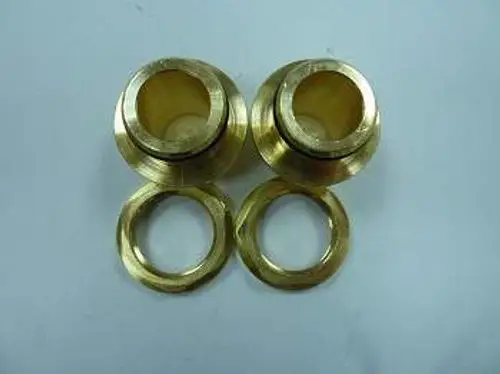 Vorlauf- und Rücklaufanschlüsse aus Messing, verwendet in Heizsystemen, unter anderem von der Marke Remeha. Zwei Teile mit entsprechendem Design sind abgebildet.